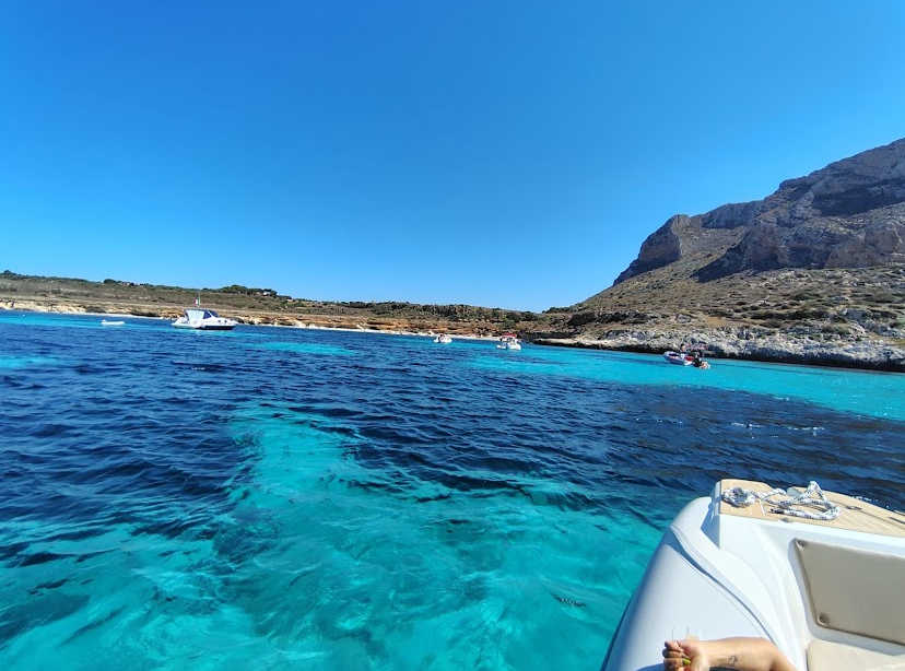 Mare cristallino delle Isole Egadi visto da un gommone