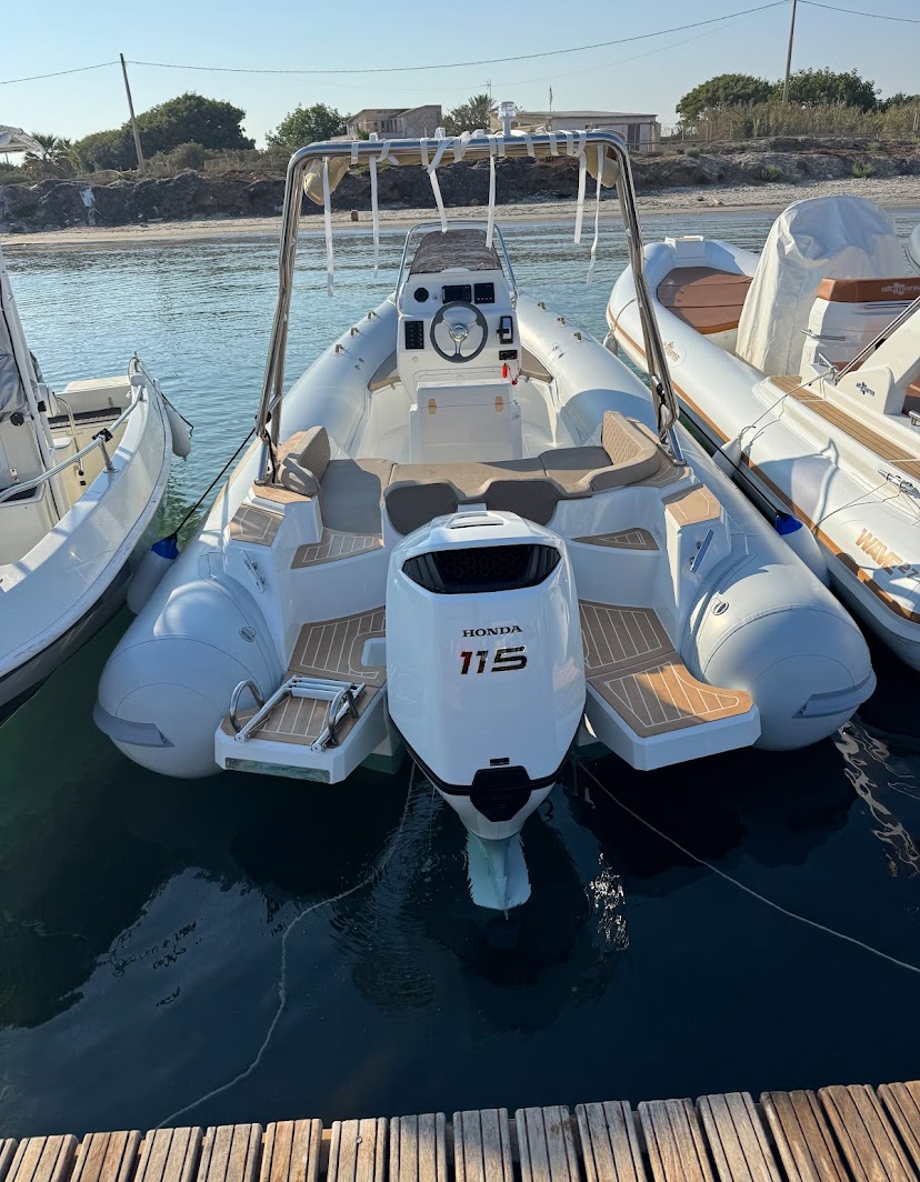 Gommone Nautilus ormeggiato al pontile di San Teodoro